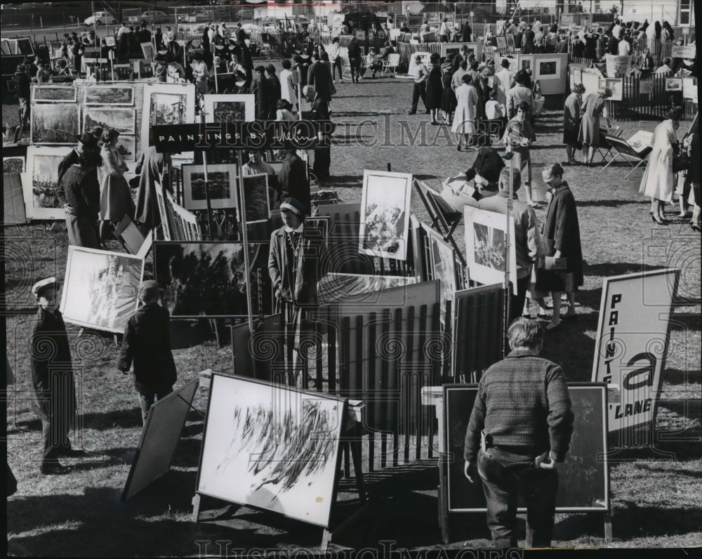 1963 Press Photo Annual art fair on the Alverno College campus- Historic Images