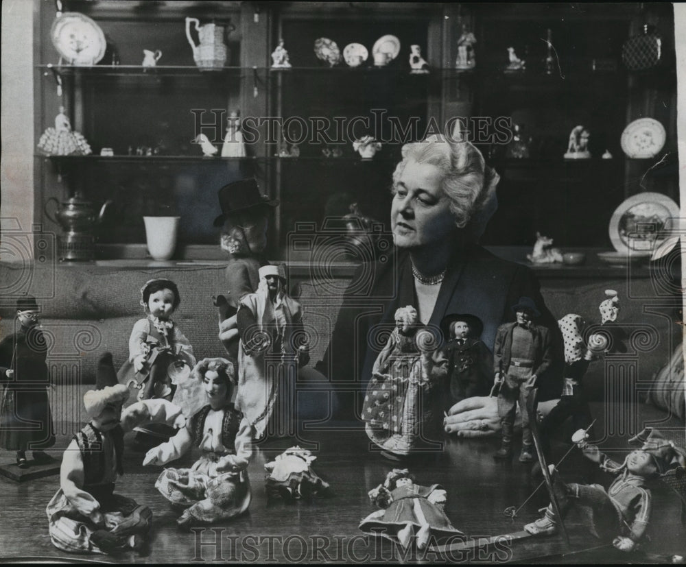 1956 Press Photo Mrs Aaron w/ her collection of dolls dressed in National Dress