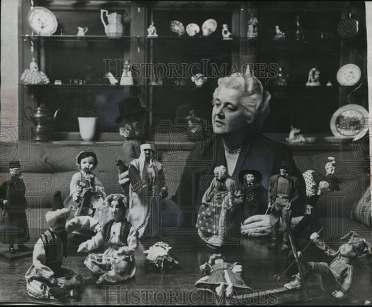 1956 Press Photo Mrs Aaron w/ her collection of dolls dressed in National Dress