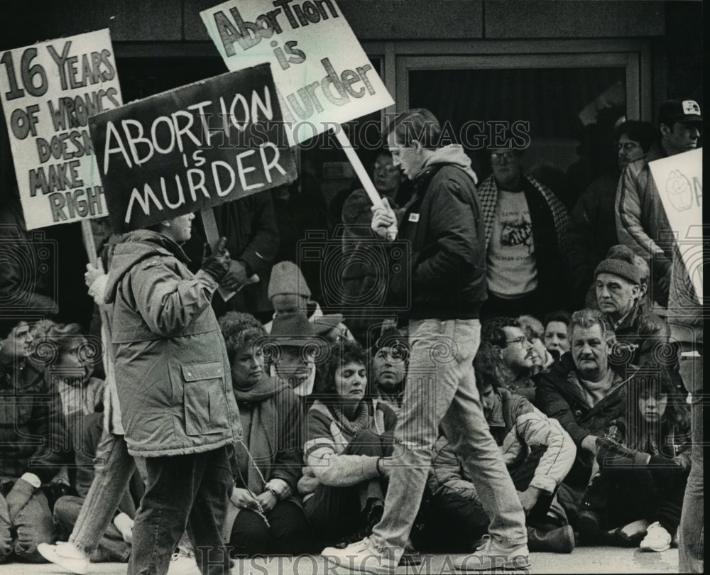 1989 Press Photo Abortion protesters picketed in front of 740 N. Plankinton Ave.- Historic Images