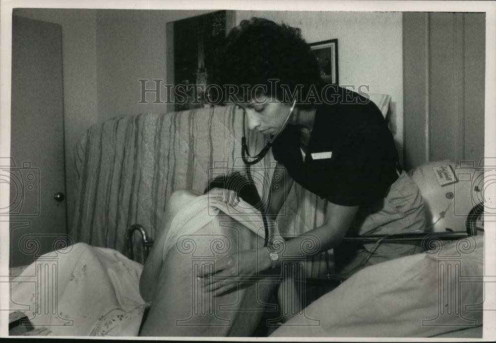 1988 Press Photo Nurse Mary Busalacchi trained to treat AIDS patients- Historic Images