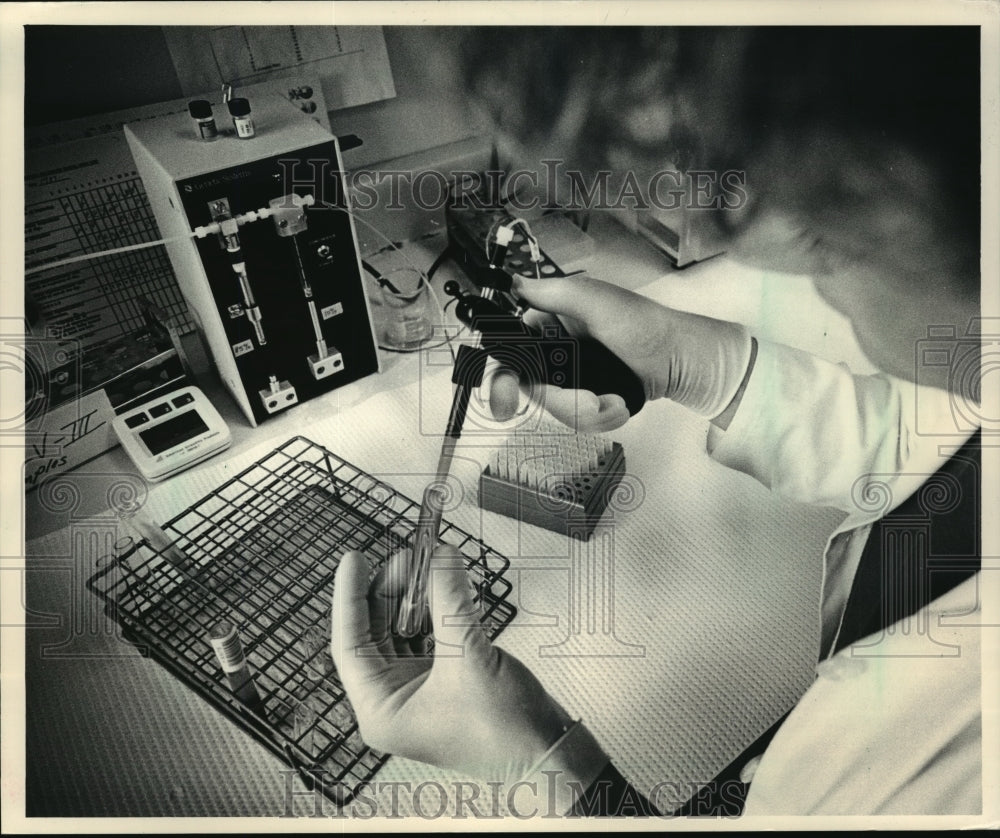 1987 Press Photo People get tested at Wisconsin&#39;s free AIDS testing &amp; counseling- Historic Images