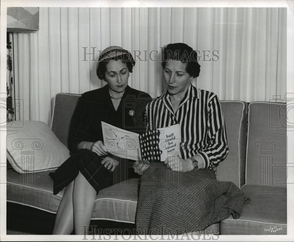 1956 Press Photo Mrs Ren D Finnigan & Mrs Herbert Abraham of Suburban Crusaders