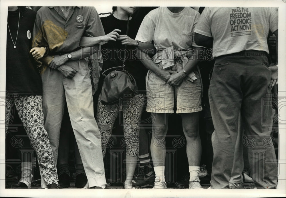 1992 Press Photo Apprehensive demonstrators link arms at Jackson St, Wisconsin- Historic Images