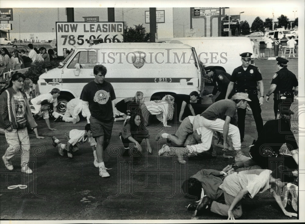 1992 Press Photo Protesters crawl to parking lot behind Wisconsin Women&#39;s Center- Historic Images