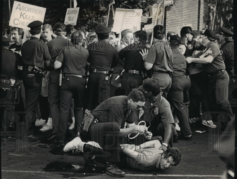 1992 Press Photo Police arrest a demonstrator at Wisconsin Women&#39;s Health Center- Historic Images