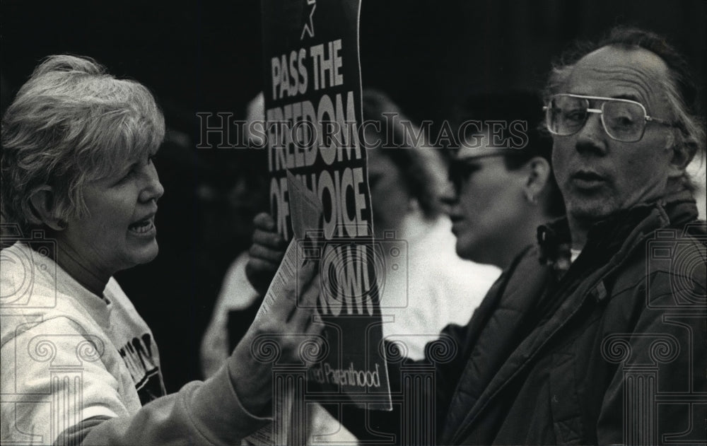 1992 Press Photo Abortion protesters &amp; abortion advocates at Women&#39;s Center- Historic Images