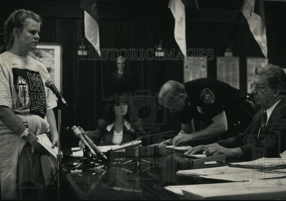 1992 Press Photo Municipal Judge William J Panagis, sets bail for protesters - Historic Images