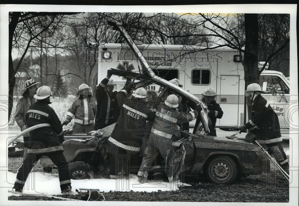 1990 Press Photo Firefighters Remove Top of Automobile in Accident- Historic Images