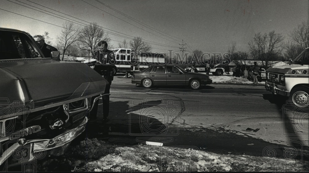 1990 Press Photo Police investigate two-vehicle accident at Blue Mound Rd.- Historic Images