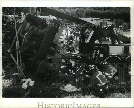 1994 Press Photo Rescuers Free Driver of Truck & Crane Accident in Delafield- Historic Images
