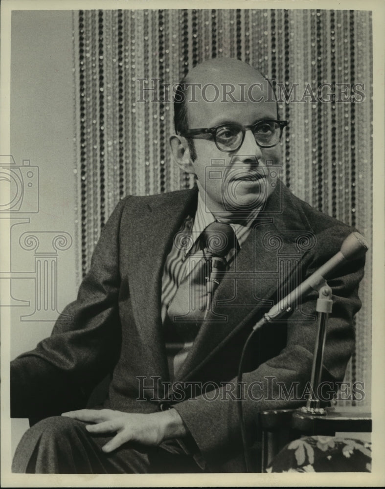 1972 Press Photo Author Bill Adler, will be the host of Kid Talk - mja00509