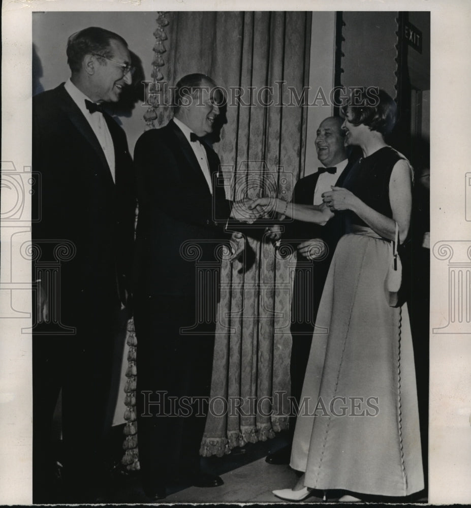 1965 Press Photo Mr &amp; Mrs Albert B Adelman w/ VP-Elect Hubert Humphrey- Historic Images