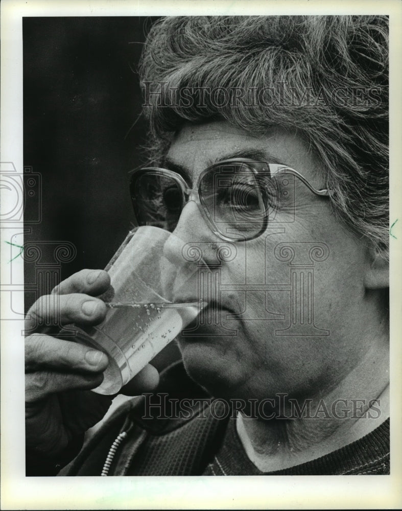 1982 Press Photo Marcella Hanson tasted some of the day&#39;s work- Historic Images