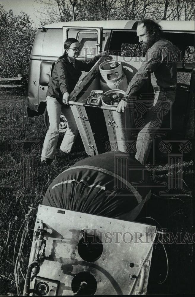 1981 Press Photo Winnie and Dirk Bakker load balloon, gear.- Historic Images