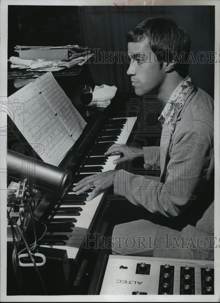 1975 Press Photo Pianist-conductor Steve Baltes - mja00647