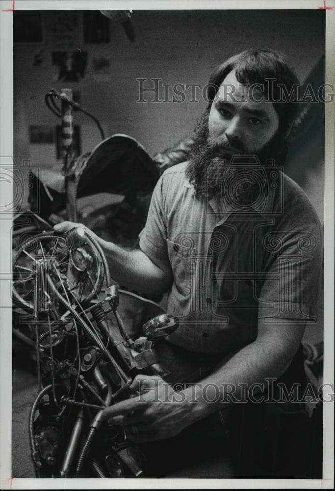 1977 Press Photo Sculptor &amp; UWM art faculty member John Balsley - Historic Images