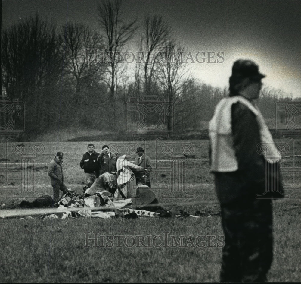 1992 Press Photo Authorities investigate plane wreckage at Ozaukee County field- Historic Images