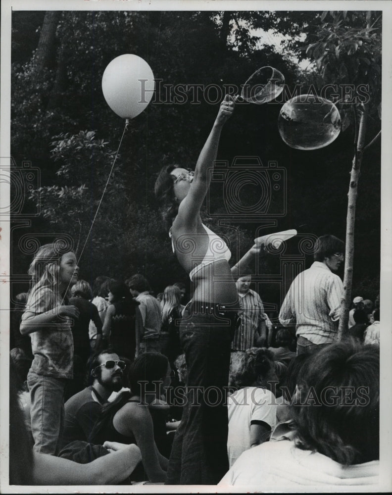 1973 Press Photo Crowd during Summertime at Alternate Site musical park