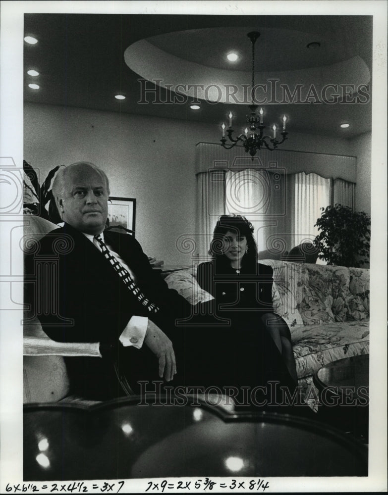 1990 Press Photo John &amp; Mariette Anderson relax in his office at Coolidge Glass - Historic Images