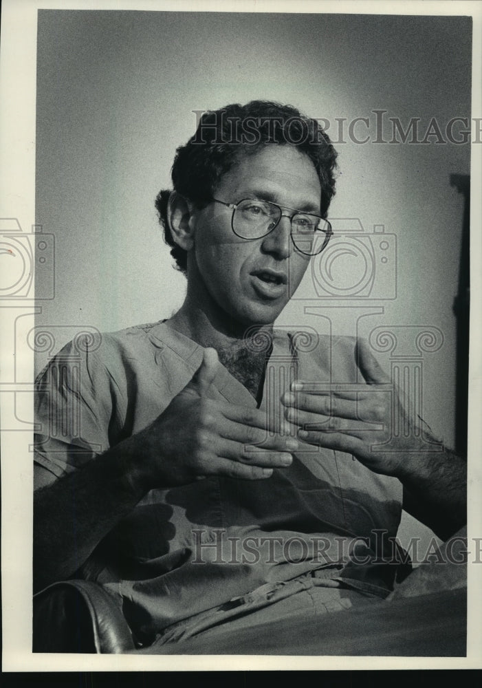 1985 Press Photo Thomas Alpren, Ophthalmologist at St. Francis hospital- Historic Images