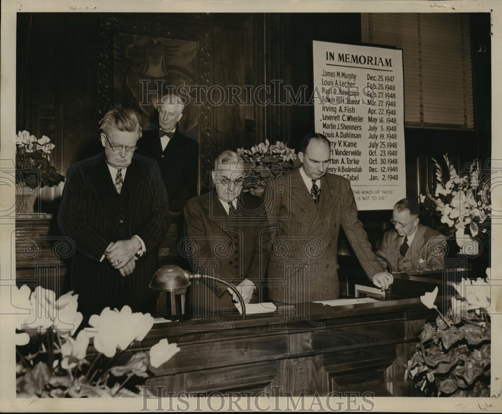 1949 Press Photo Judge CL Aarons &amp; others held memorial services at Court House- Historic Images