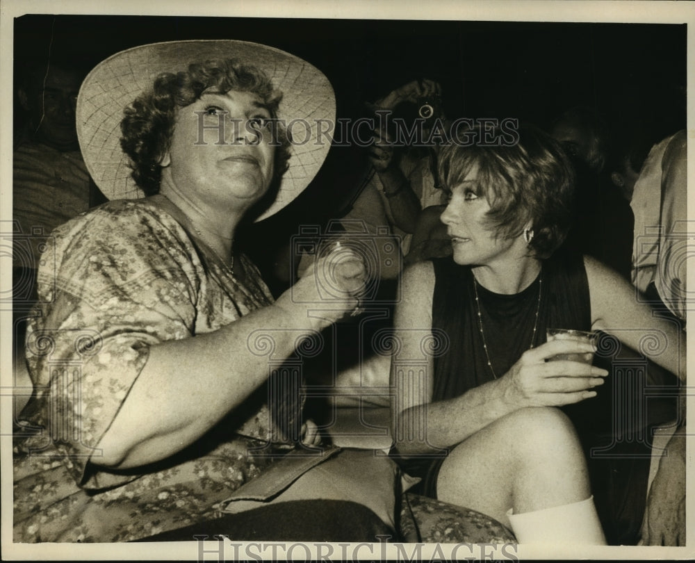 1977 Press Photo Mrs. Bella Abaug &amp; Shirley MacLaine at a New York party- Historic Images