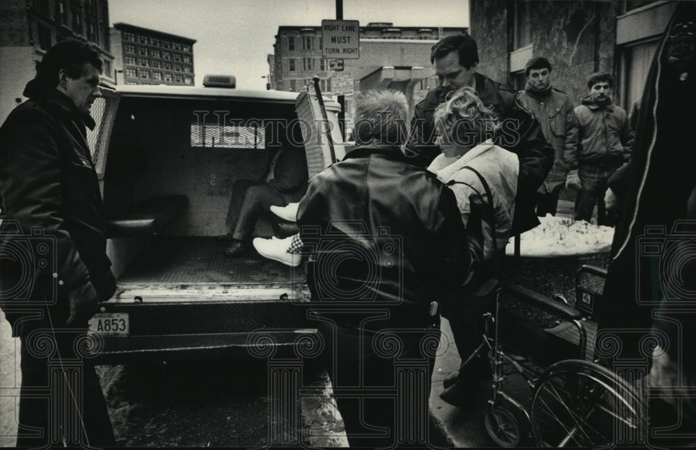 1987 Press Photo Police take abortion protesters to police wagon- Historic Images