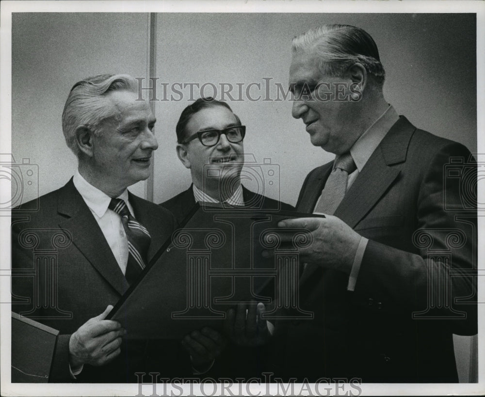 1971 Press Photo Donald B Abert, Journal Company president &amp; Newell Meyer- Historic Images