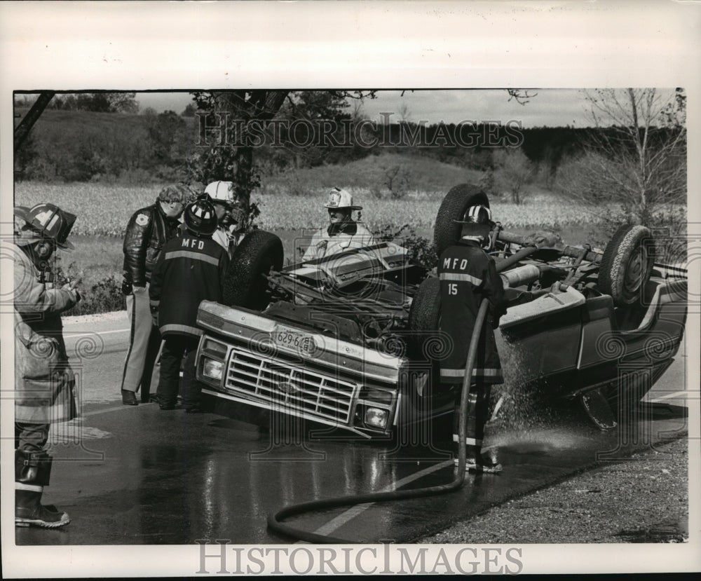 1989 Press Photo Mukwonago volunteer firefighters at scene of car crash - Historic Images