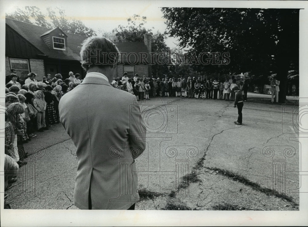 1978 Press Photo Academy of Basic Education headmaster Couillard starts assembly- Historic Images