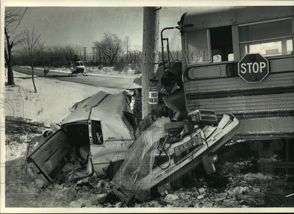 1988 Press Photo Car-school bus collision at Bonniwell Rd &amp; Northwood La, Mequon- Historic Images