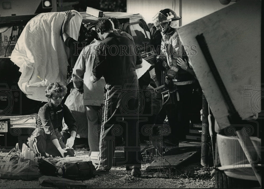 1988 Press Photo Fight for Life personnel at auto accident in Oak Creek- Historic Images