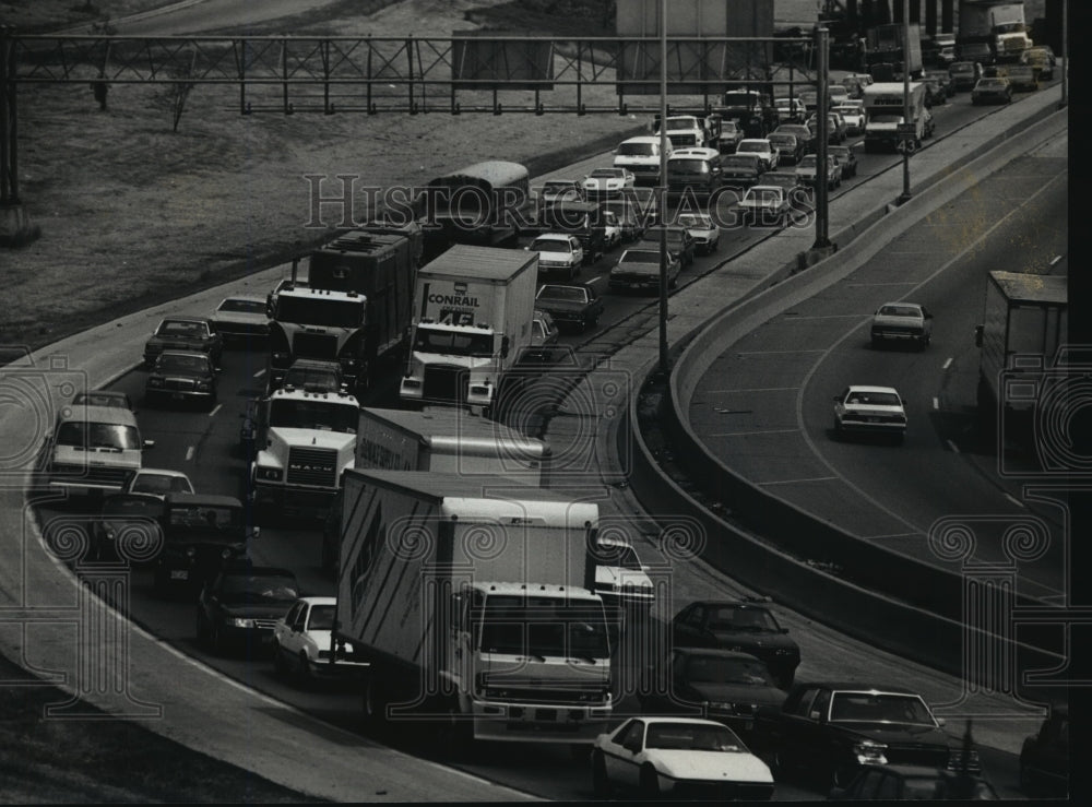 1991 Press Photo Freeway traffic due to overturned truck, Marquette Interchange- Historic Images