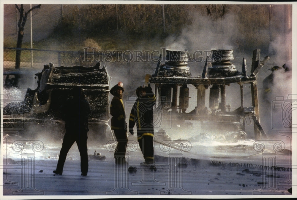 1992 Press Photo Firefighters look at elevated roadway where truck crashed- Historic Images