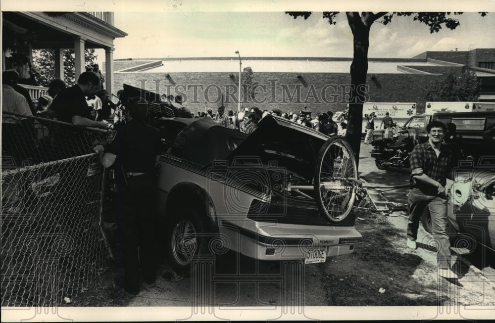 1988 Press Photo Police examined a stolen car that struck Sherita Williams- Historic Images