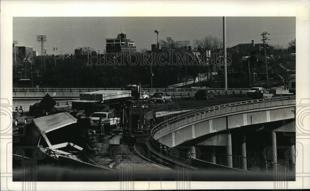 1991 Press Photo Emergency Personnel examine crash site at Stadium Interchange- Historic Images