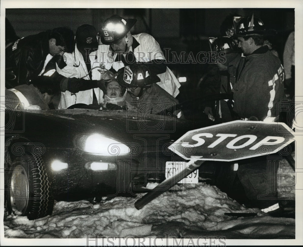 1994 Press Photo Milwaukee firefighters extricating a woman trapped in car crash- Historic Images