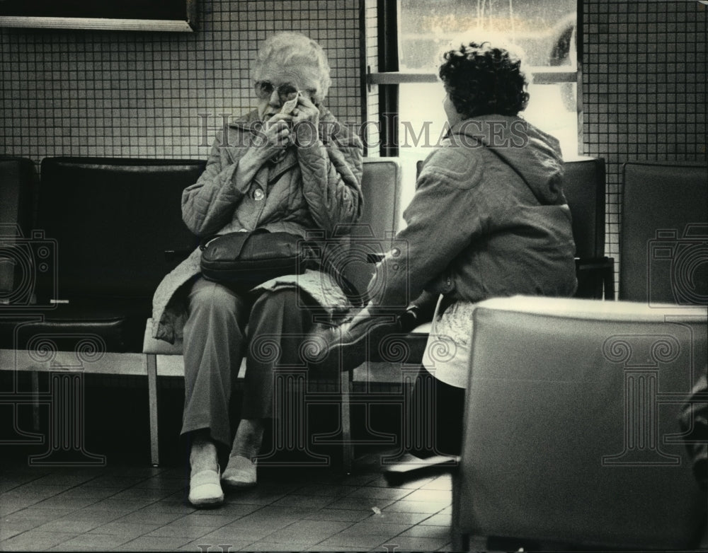 1986 Press Photo Martha Vorpage at Milwaukee Amtrak station waiting for son- Historic Images