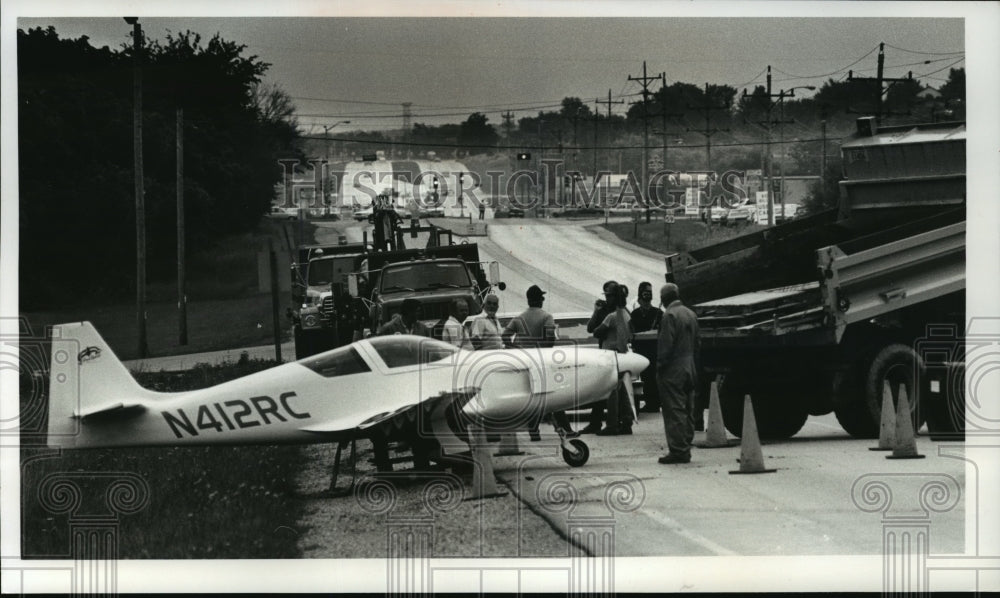 1989 Press Photo single engine plane crash landed on Town of Waukesha - Historic Images