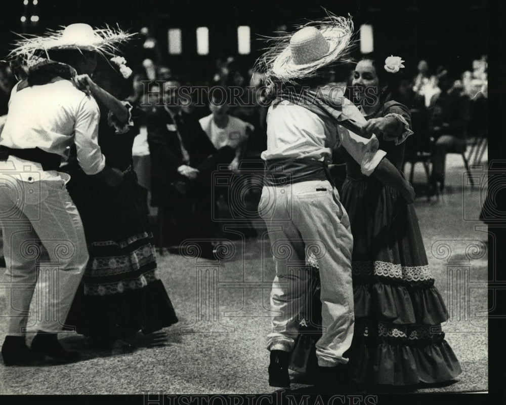 1991 Press Photo Members of Ballet Cultural Hispano make some Latin moves - Historic Images