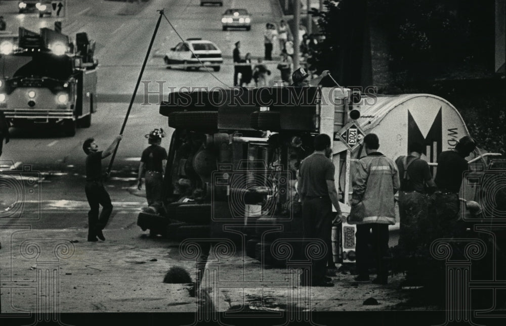 1992 Press Photo Crashed Tanker Truck Causes Fuel to Flow in Kinnickinnic River- Historic Images