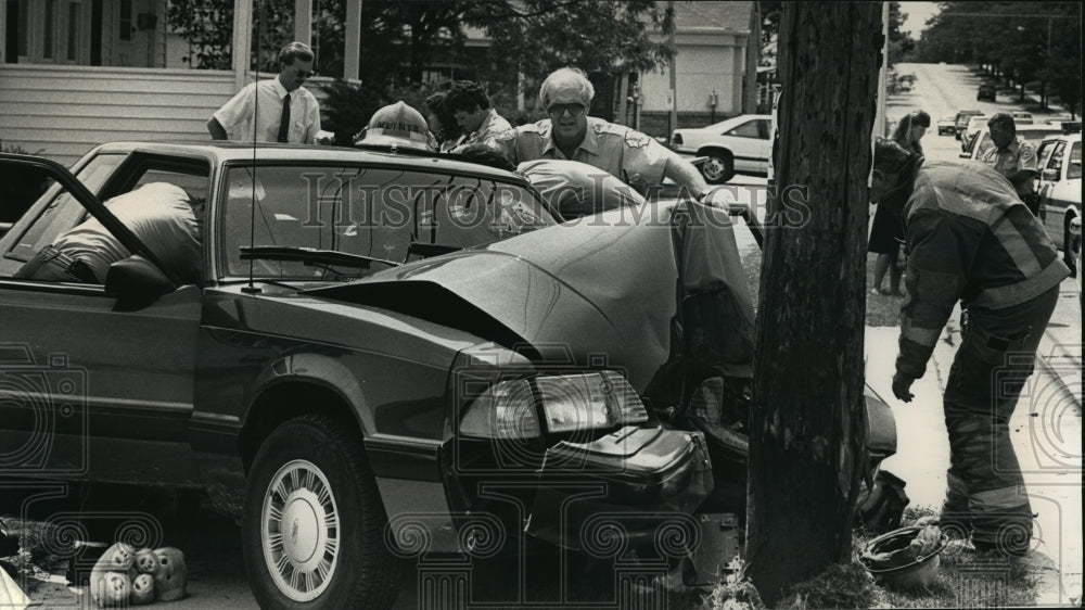 1991 Press Photo Rescue workers work to help Crystal Jaskie after car crash- Historic Images