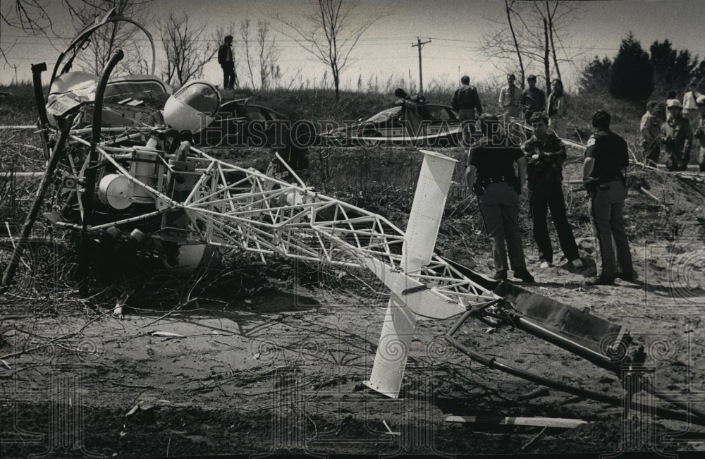 1992 Press Photo Authorities at the helicopter crash site in the town of Ottawa- Historic Images