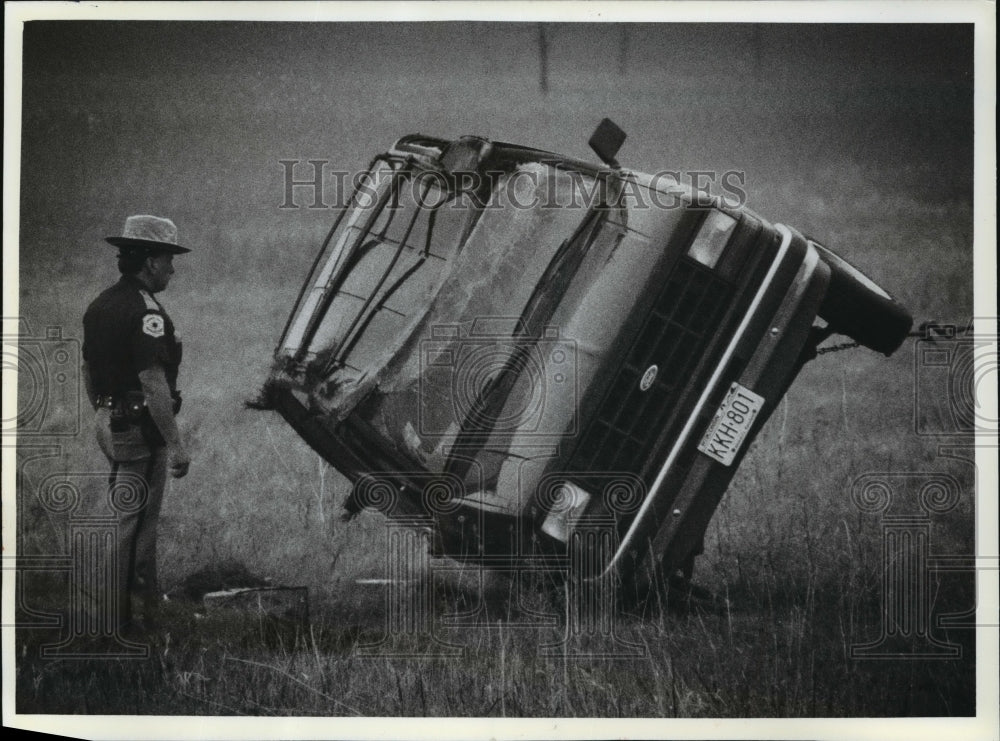 1993 Press Photo Overturned car of Heike Philips pn the Town of Pewaukee- Historic Images