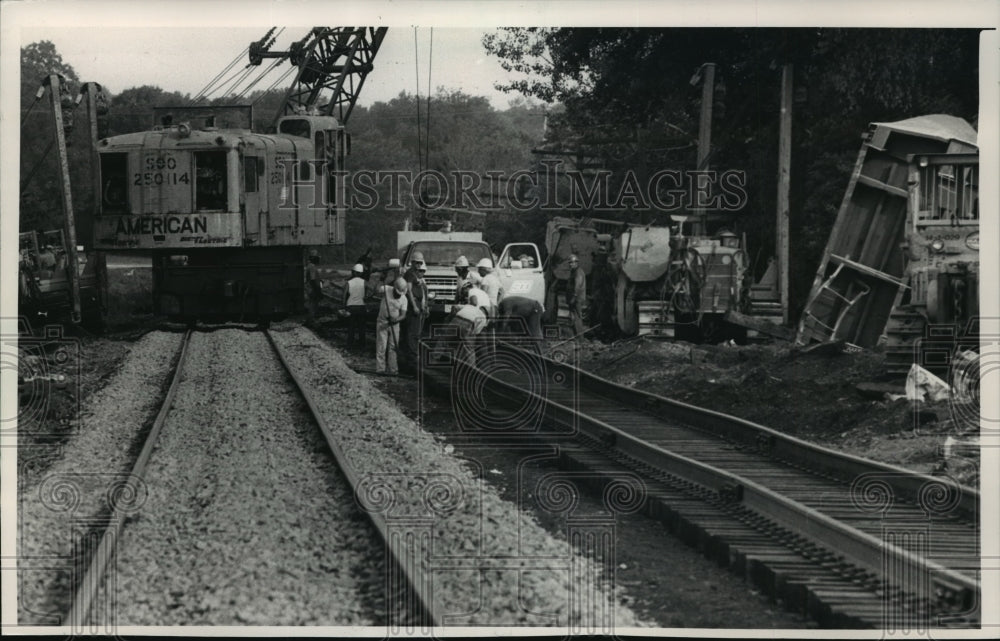 1988 Press Photo Crews Cleanup After 24 Car Train Derailment in Wisconsin- Historic Images