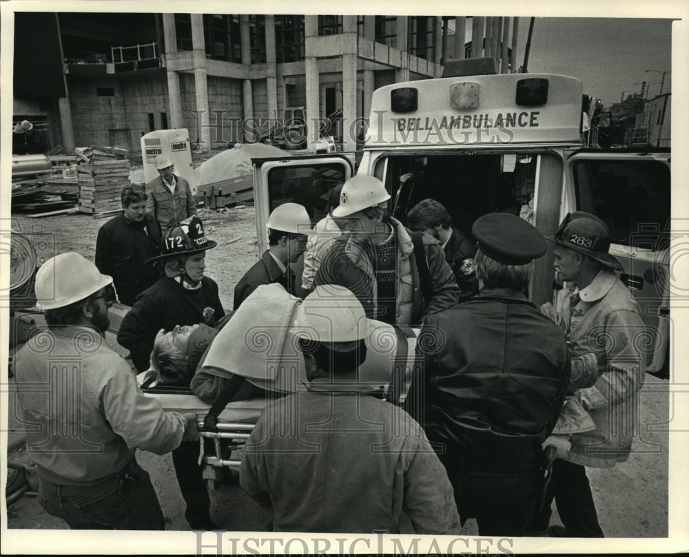 1987 Press Photo Construction worker on Bradley Center construction site injured- Historic Images