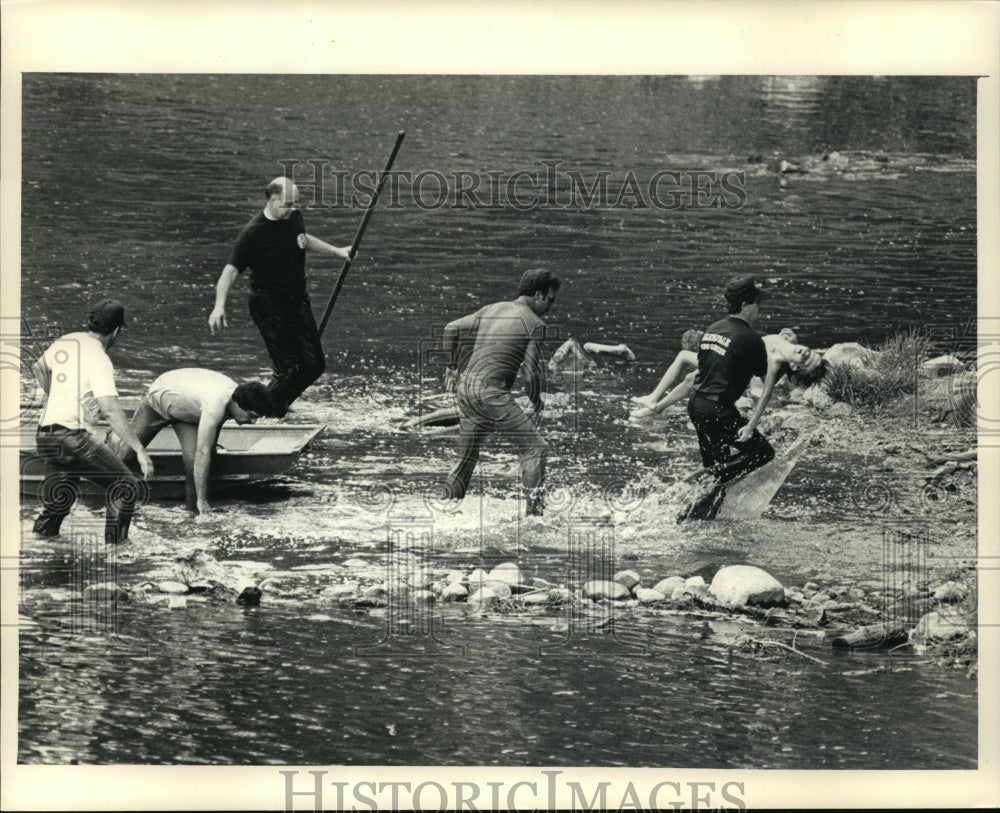 1986 Press Photo A rescuer carried Adrian Haessly from Milwaukee River- Historic Images