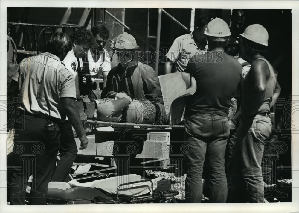 1990 Press Photo Rescue workers tended to Jack Hollman, fell from White Rock- Historic Images