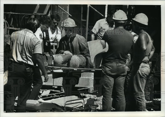 1990 Press Photo Rescue workers tended to Jack Hollman, fell from White Rock- Historic Images